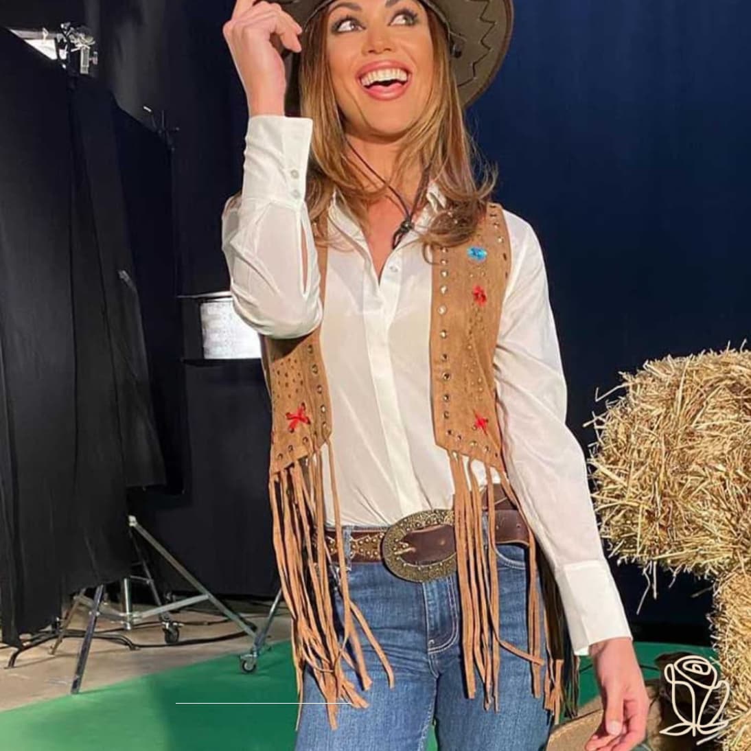 Lara Álvarez posando con el chaleco bordado Joleen Brown exclusivo de Country and Roses.