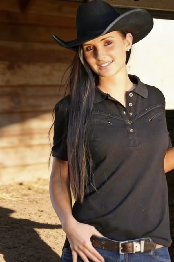 Modelo vistiendo el polo negro con strass Zoe.