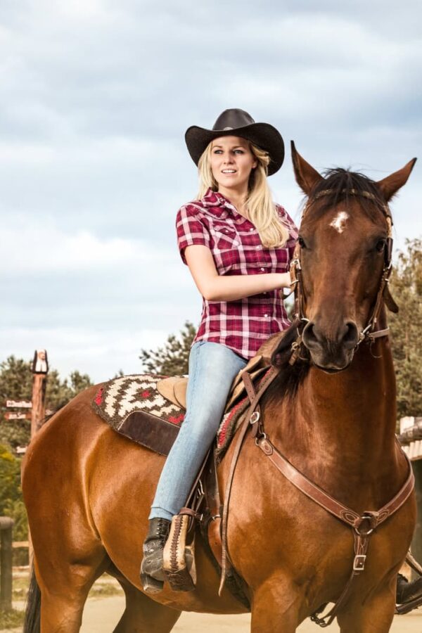 Modelo vistiendo la camisa western de cuadros granates y rosas Doreen para mujer.