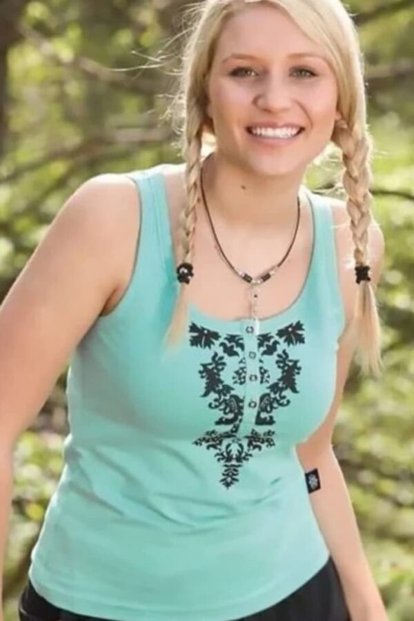Modelo luciendo la camiseta de tirantes Chica de estilo western con motivos florales.