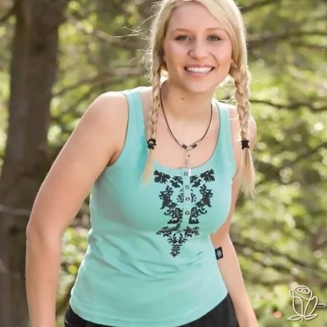 Modelo luciendo la camiseta de tirantes Chica de estilo western con motivos florales.