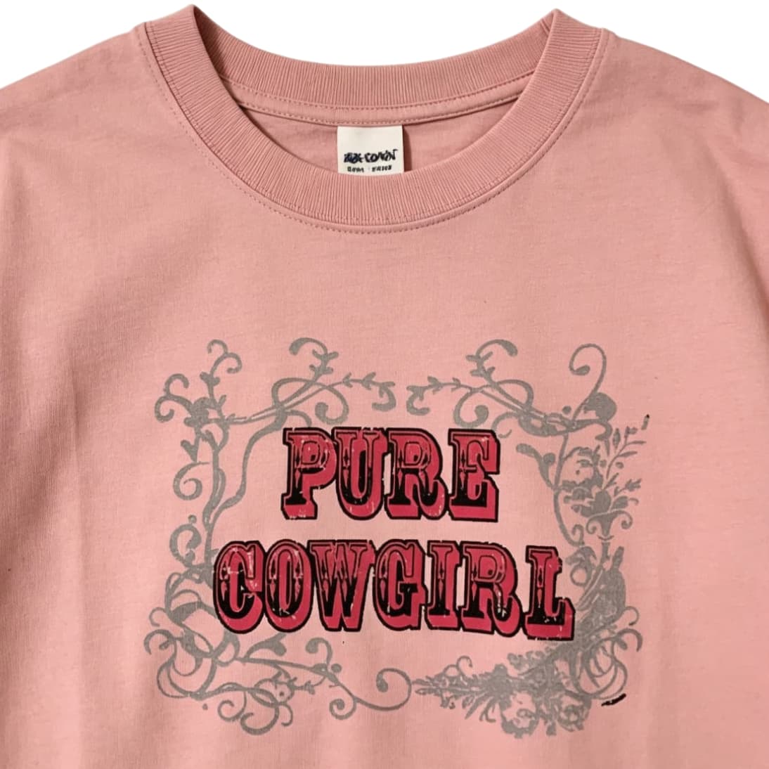 Detalle de la camiseta rosa Pure Cowgirl de algodón.
