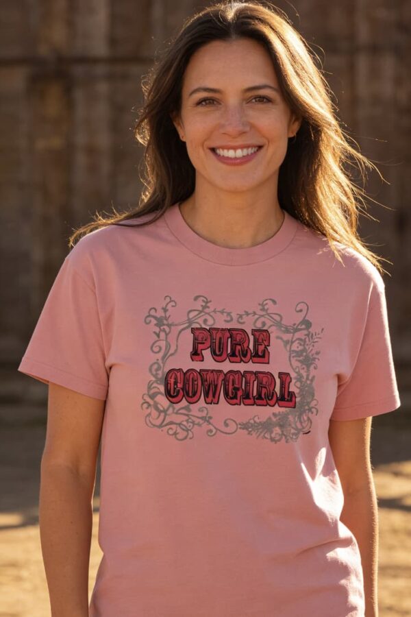 Modelo luciendo la camiseta rosa de manga corta Pure Cowgirl con estampado western frontal.