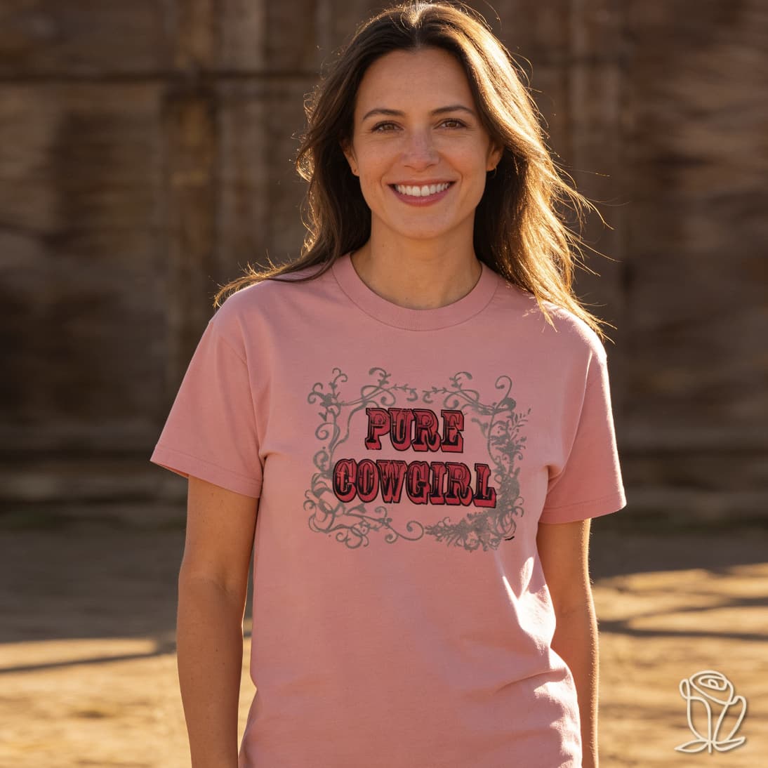Modelo luciendo la camiseta rosa de manga corta Pure Cowgirl con estampado western frontal.