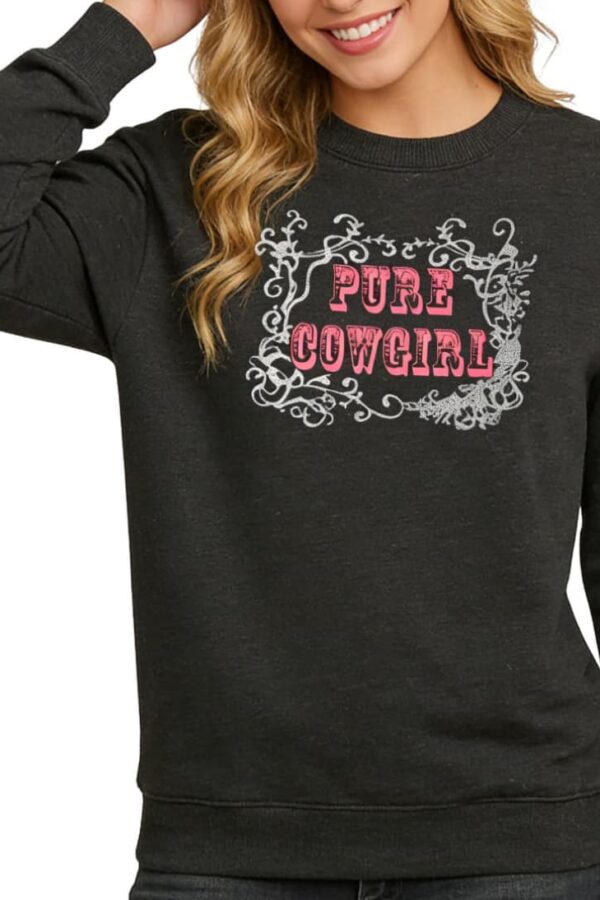 Modelo vistiendo la sudadera gris oscuro Pure Cowgirl para mujer para mostrar el ajuste real.