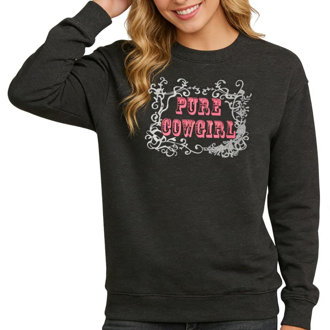 Modelo vistiendo la sudadera gris oscuro Pure Cowgirl para mujer para mostrar el ajuste real.