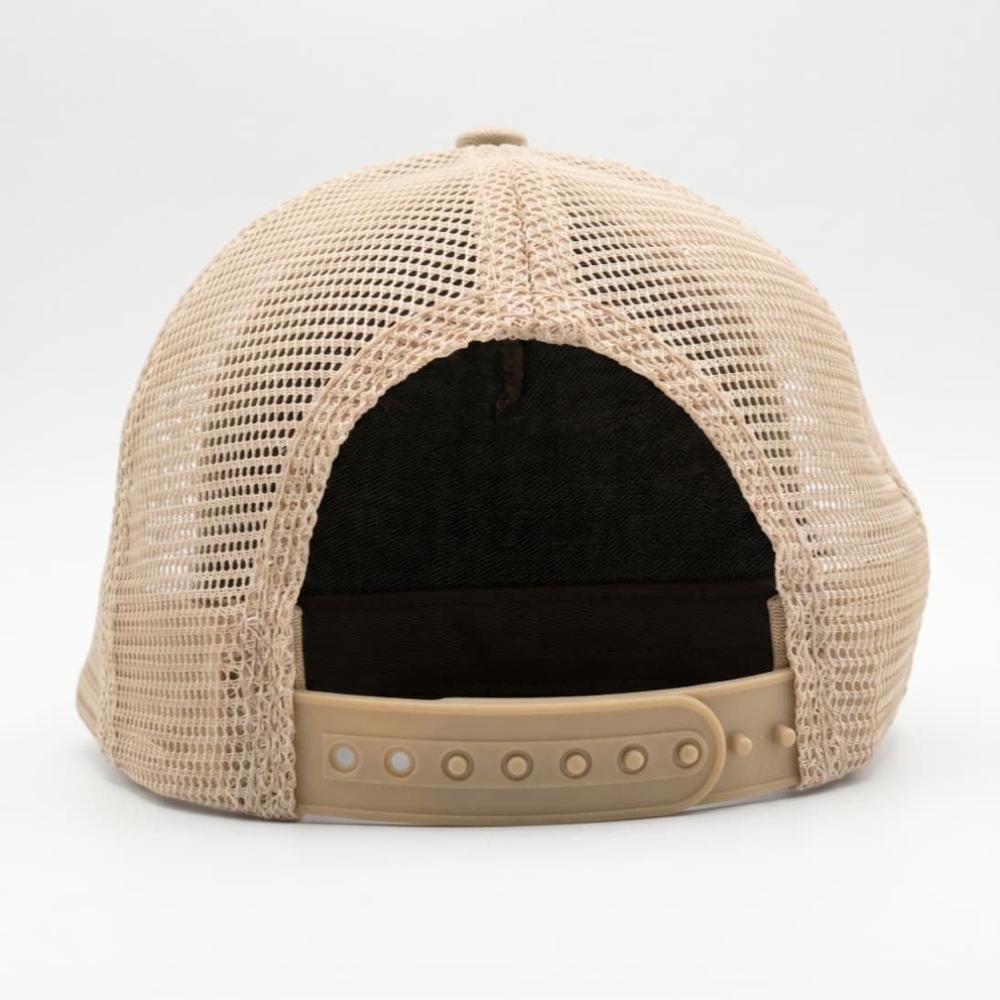 Parte trasera de la Gorra Beisbol Longhorn con malla beige transpirable y cierre de botones a presión regulable.