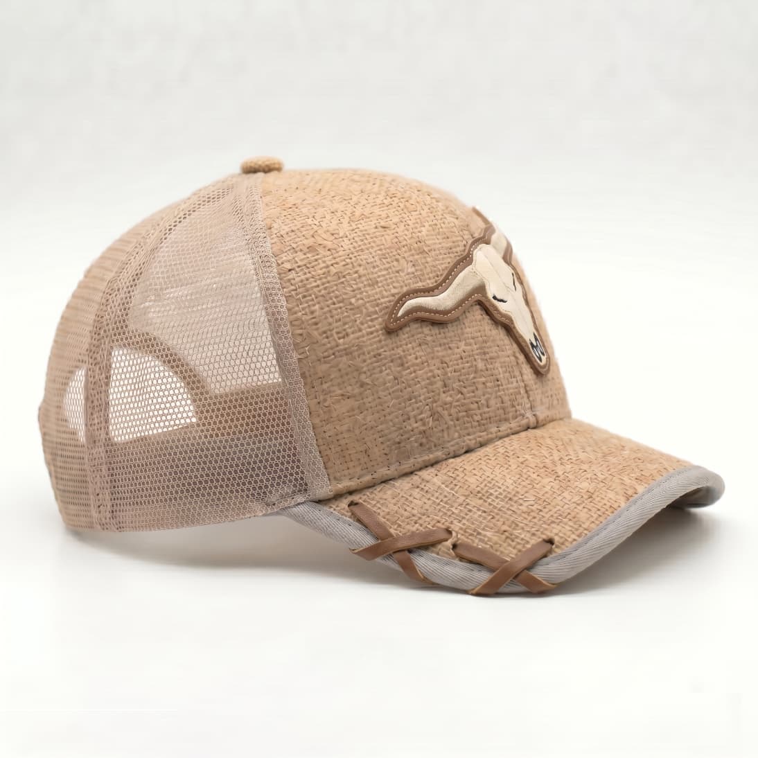 Vista lateral de la Gorra Beisbol Longhorn que muestra el detalle de los cordones de cuero entrelazados en la visera y la rejilla.