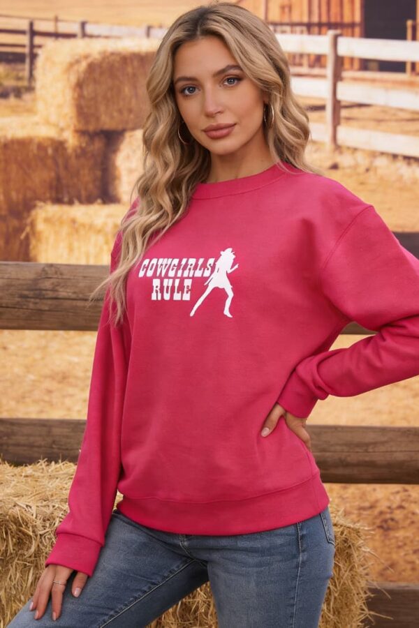 Modelo vistiendo la sudadera rosa para mujer Cowgirls Rule para mostrar el ajuste real.