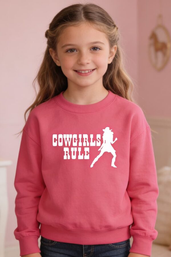 Sudadera rosa Cowgirls Rule mostrada en modelo infantil para apreciar el ajuste.
