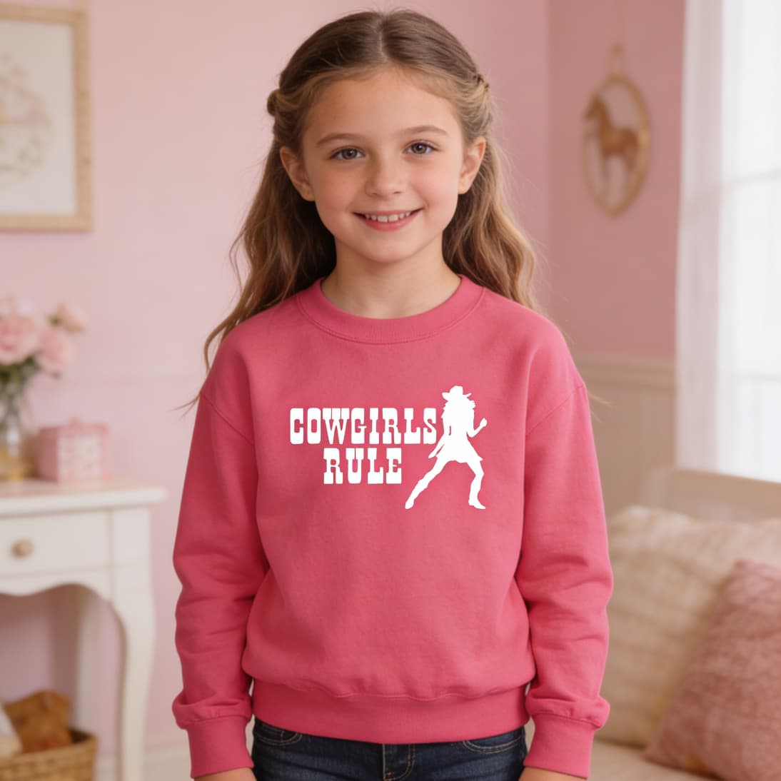 Sudadera rosa Cowgirls Rule mostrada en modelo infantil para apreciar el ajuste.