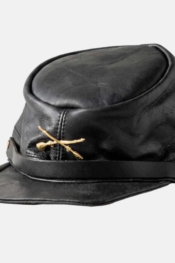 Vista frontal de la gorra confederada de cuero negro con visera brillante.
