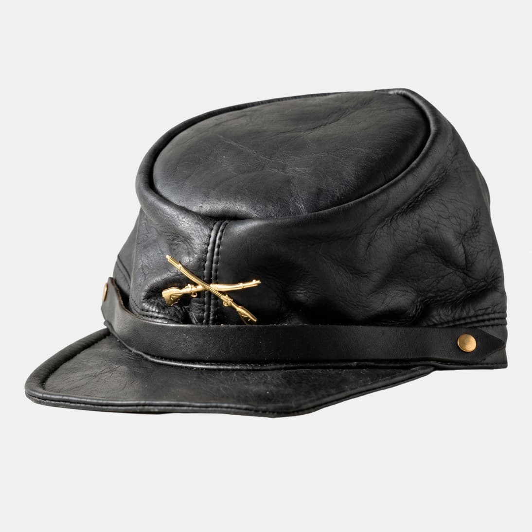 Vista frontal de la gorra confederada de cuero negro con visera brillante.