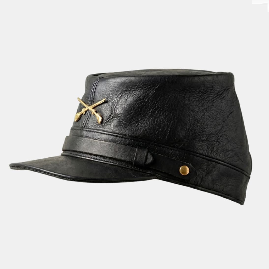 Perfil de la gorra confederada de cuero negro mostrando su silueta histórica.