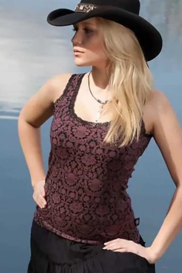 Modelo luciendo la camiseta de tirantes con estampado floral de estilo country.