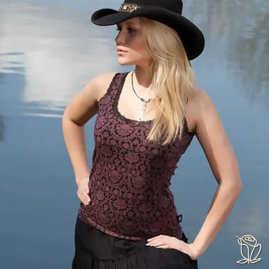 Modelo luciendo la camiseta de tirantes con estampado floral de estilo country.