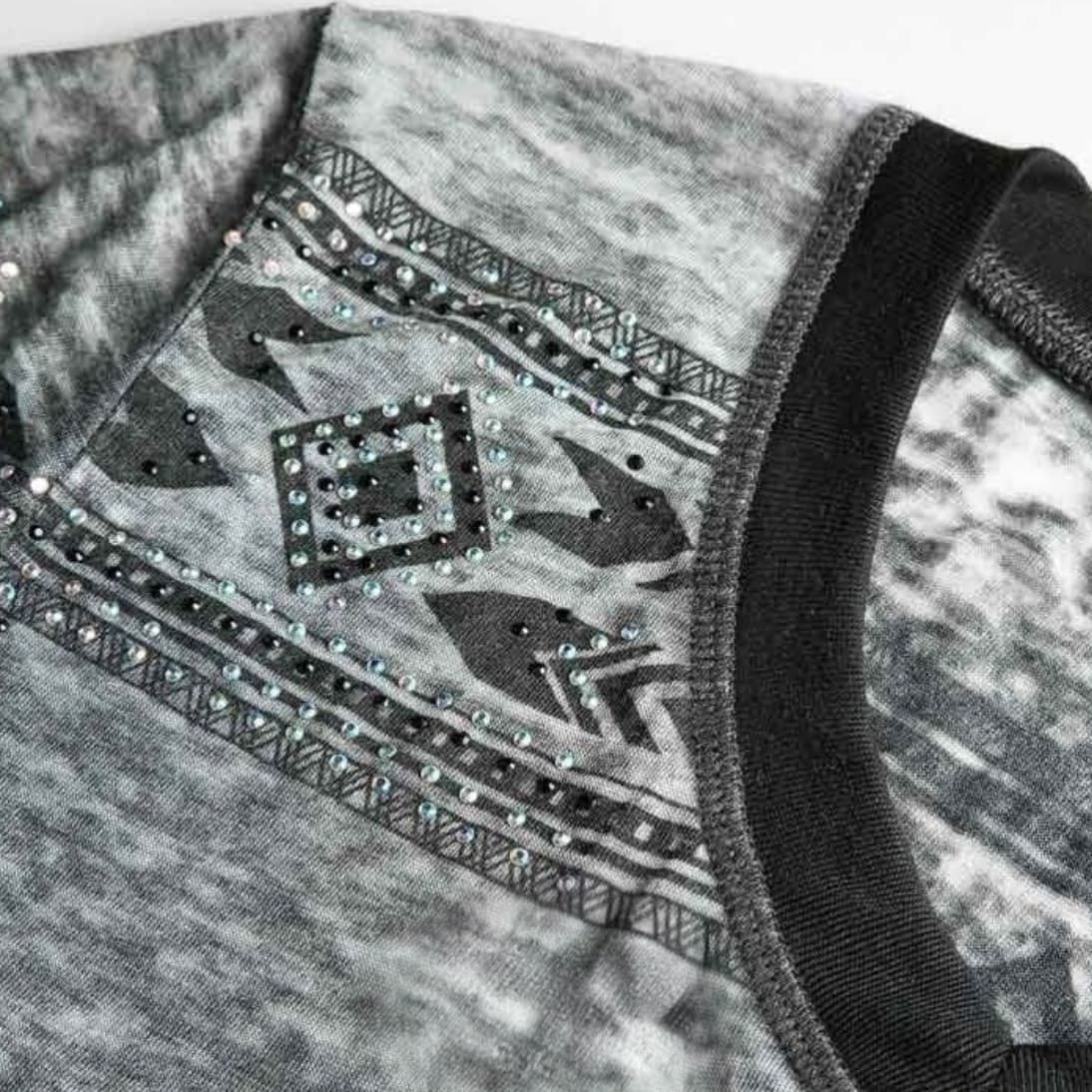 Primer plano del cuello y los apliques de strass de la camiseta gris Lana.