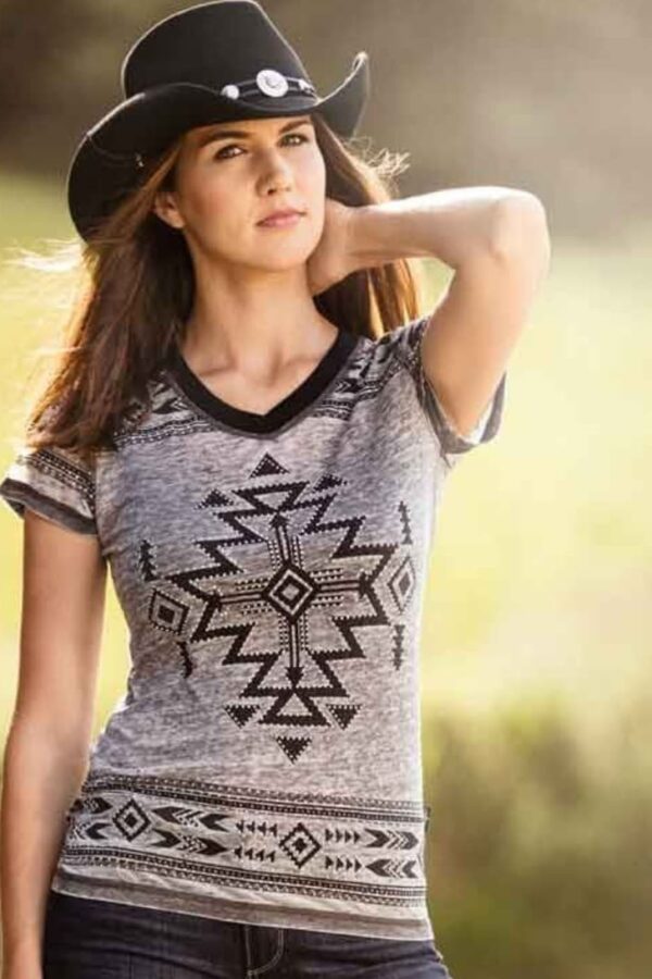 Modelo luciendo la camiseta gris motivos étnicos Lana.