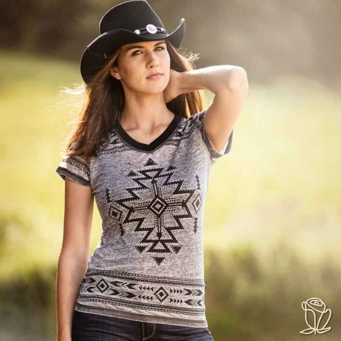 Modelo luciendo la camiseta gris motivos étnicos Lana.