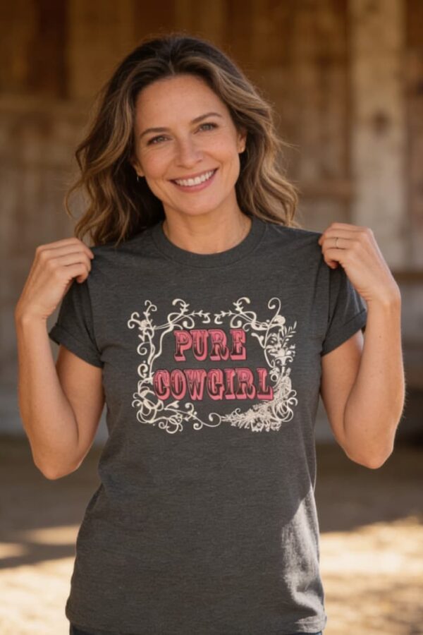 Modelo luciendo la camiseta gris oscura de manga corta con estampado western frontal.
