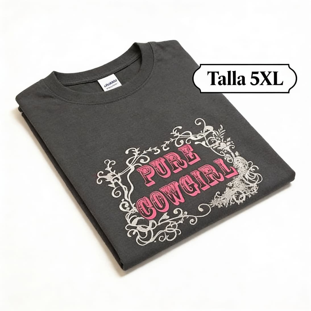 Primer plano del estampado frontal Pure Cowgirl en la camiseta gris jaspeada.