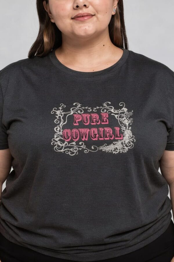 Mujer vistiendo la camiseta gris TALLA 5XL Pure Cowgirl para mostrar el ajuste real de la prenda.