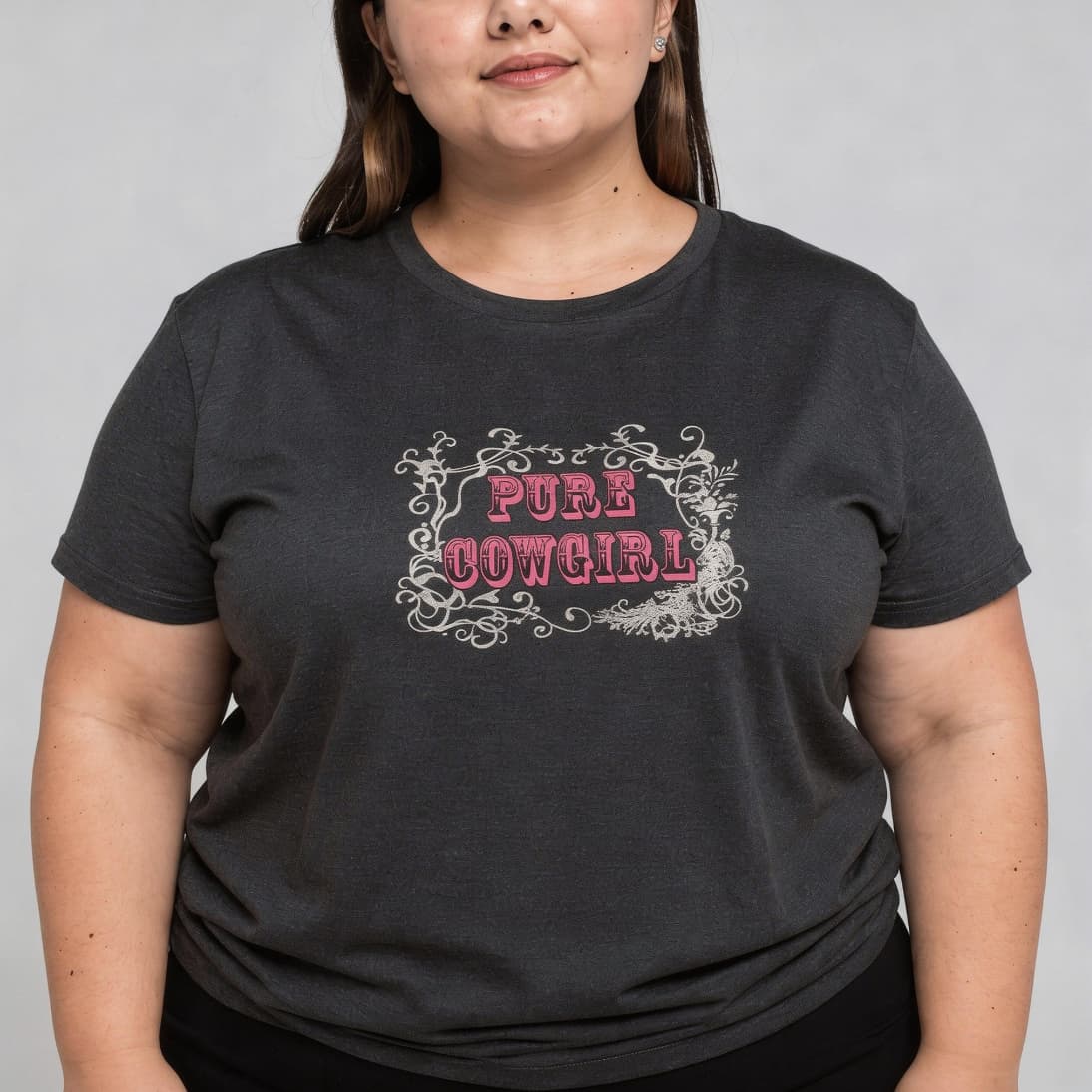 Mujer vistiendo la camiseta gris TALLA 5XL Pure Cowgirl para mostrar el ajuste real de la prenda.