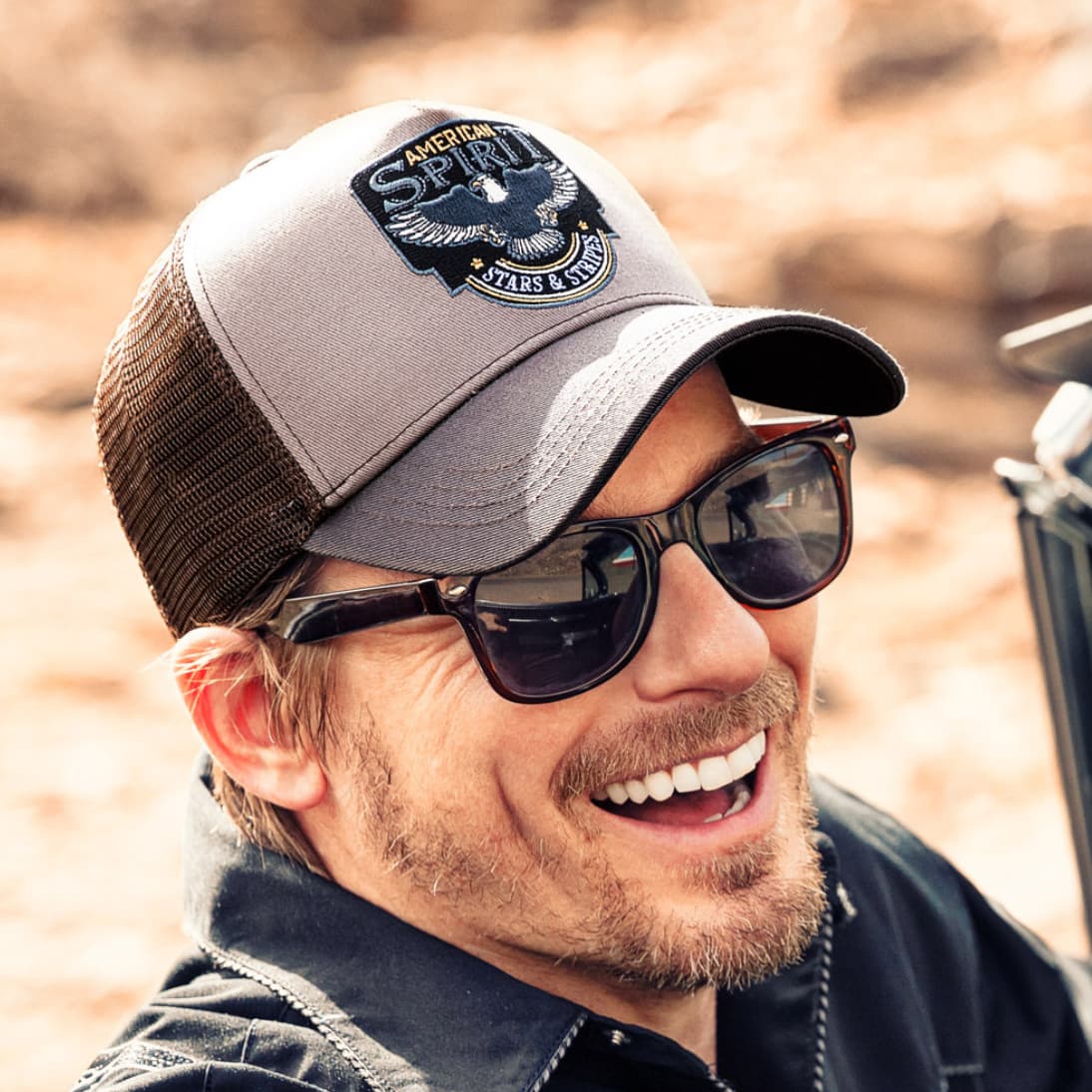Hombre vistiendo la Gorra American Spirit de estilo western de Country and Roses.