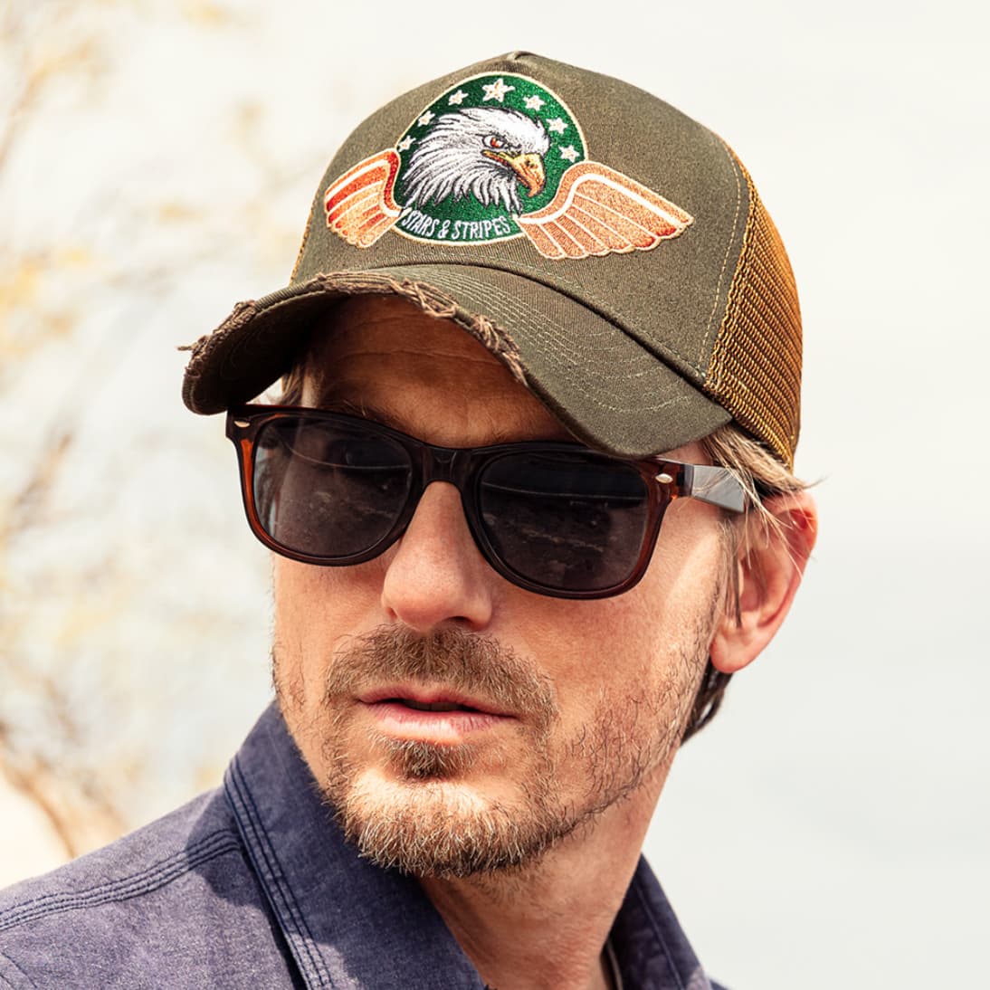 Modelo vistiendo la Gorra Eagle de estilo western.