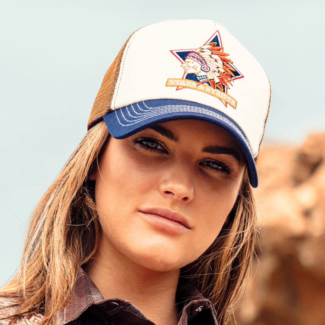 Modelo vistiendo la Gorra Indian de estilo western de Country and Roses.