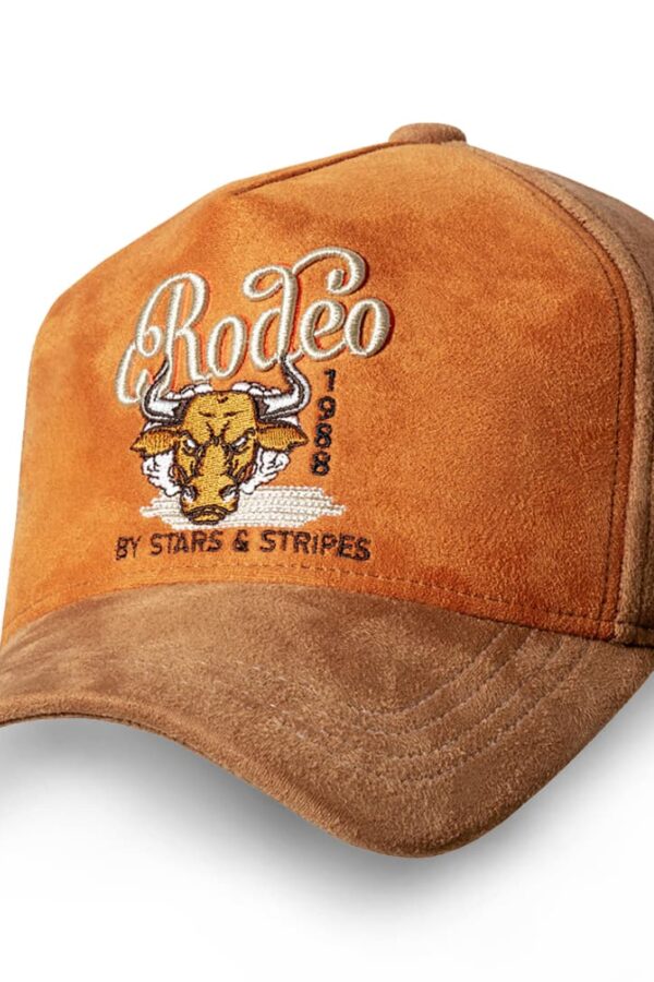 Gorra Rodeo con diseño de toro bordado estilo western a la venta en Country and Roses.