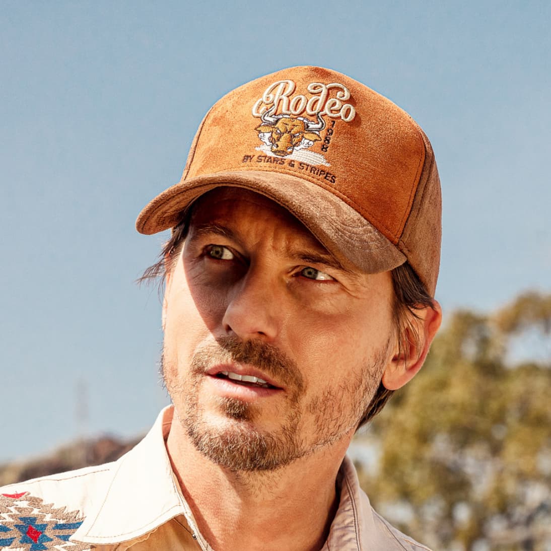 Modelo vistiendo la Gorra Rodeo de estilo western en Country and Roses.