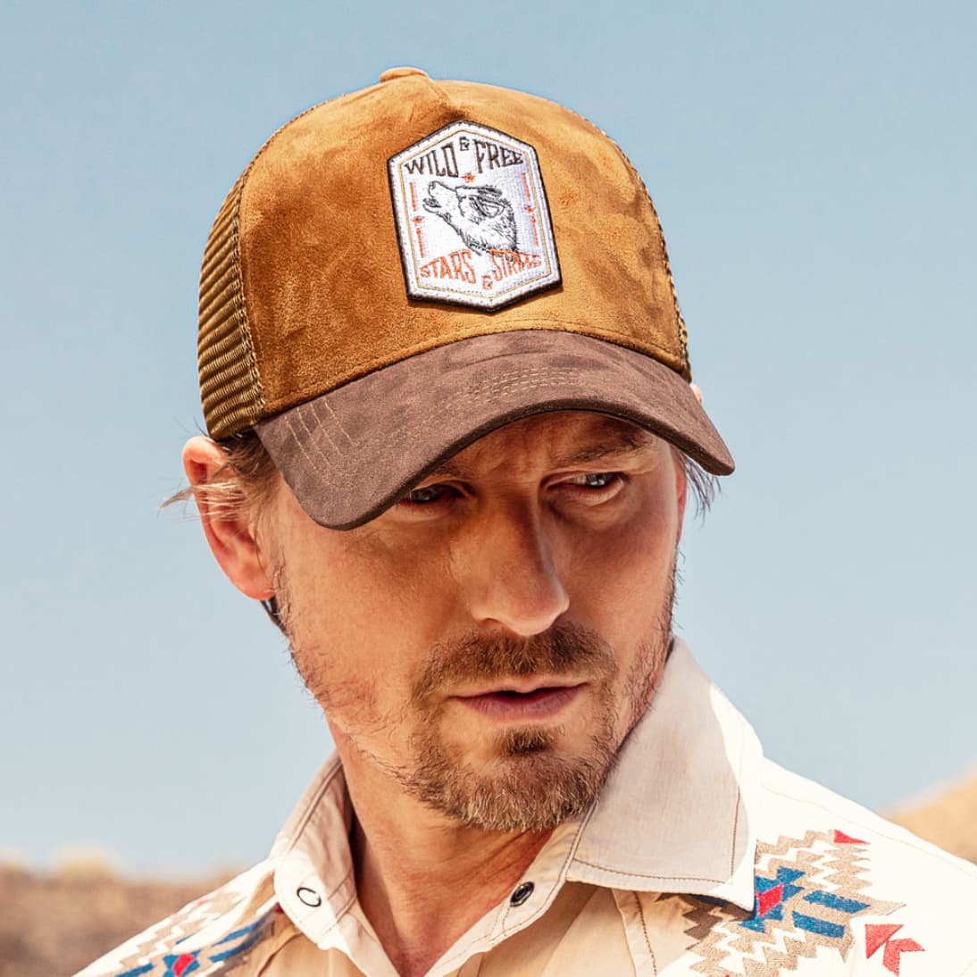 Modelo vistiendo la Gorra Wild and Free de estilo western en Country and Roses.