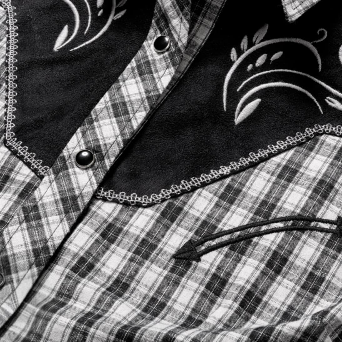 Enfoque detallado de los botones de corchete y la textura de la camisa Clara.