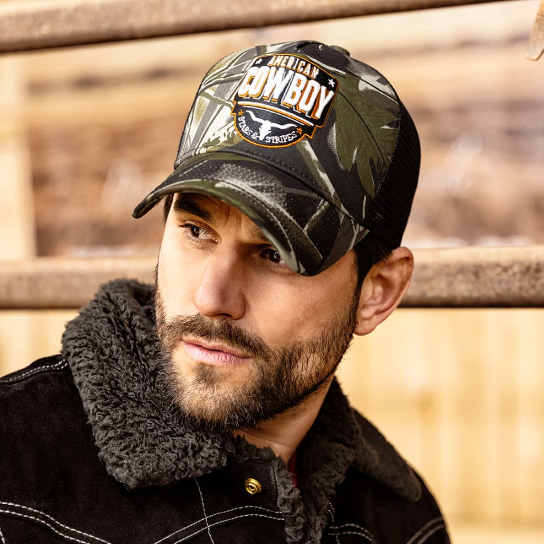 Hombre vistiendo la Gorra American Cowboy de nuestra colección en Country and Roses.