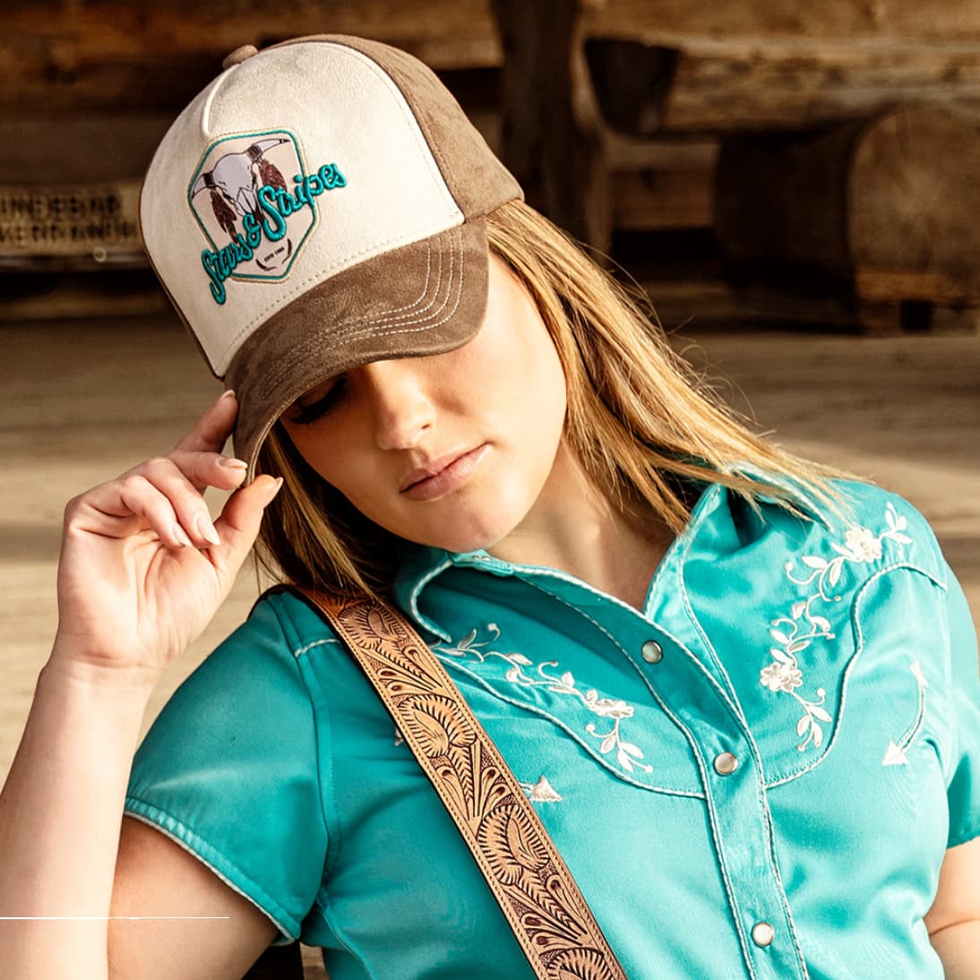 Modelo usando la Gorra Cowboy Buffalo Turquoise de estilo western en Country and Roses.