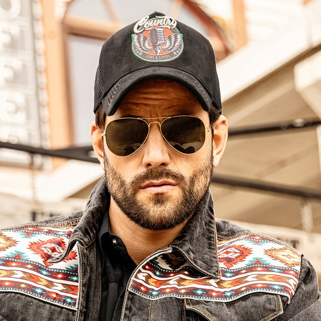 Modelo vistiendo la Gorra Cowboy Country de estilo western en Country and Roses.