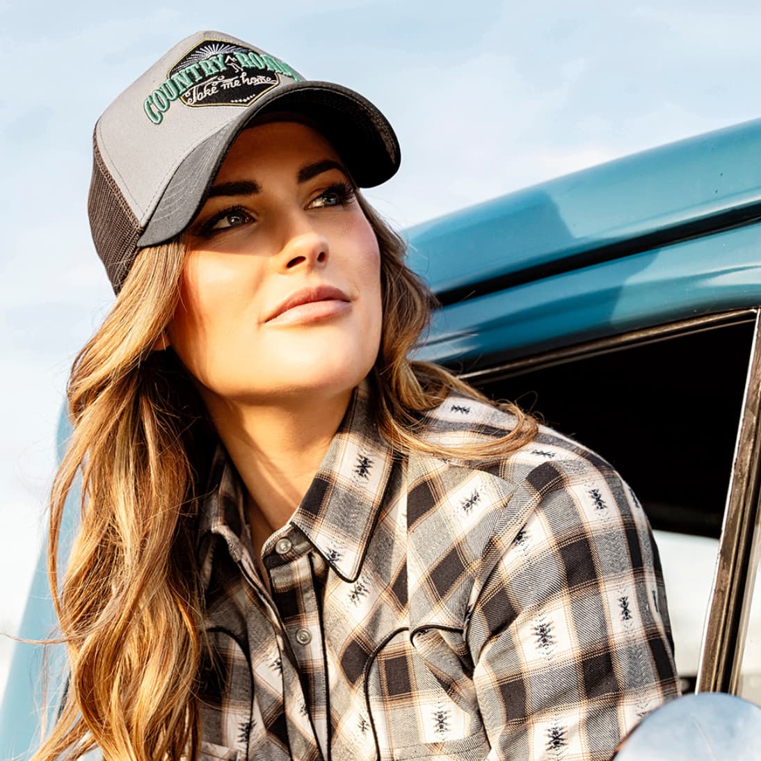 Modelo vistiendo la Gorra Cowboy Country Roads de estilo western.