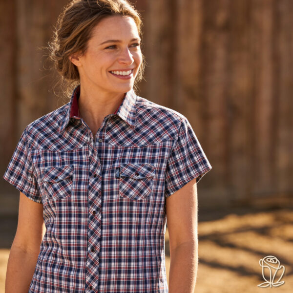 Modelo vistiendo la camisa country Caroline a cuadros con canesú western y bolsillos frontales con corchete.