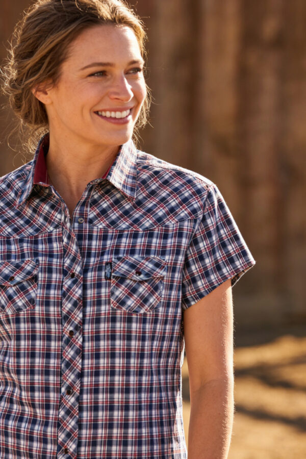 Modelo vistiendo la camisa country Caroline a cuadros con canesú western y bolsillos frontales con corchete.