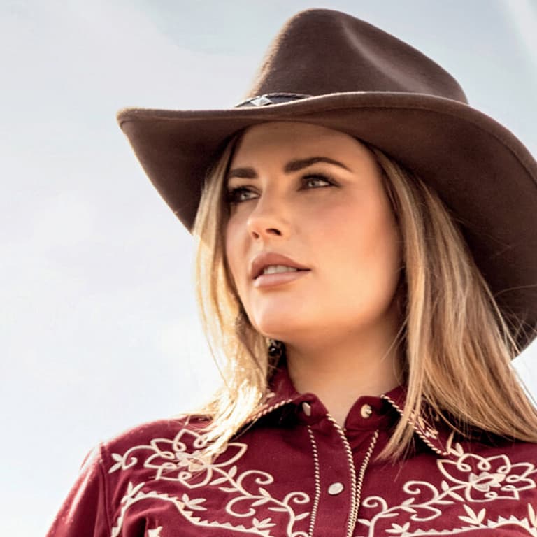 Imagen de mujer con sombrero estilo country para categoría mujer