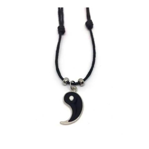Colgante de ying yang negro en metal