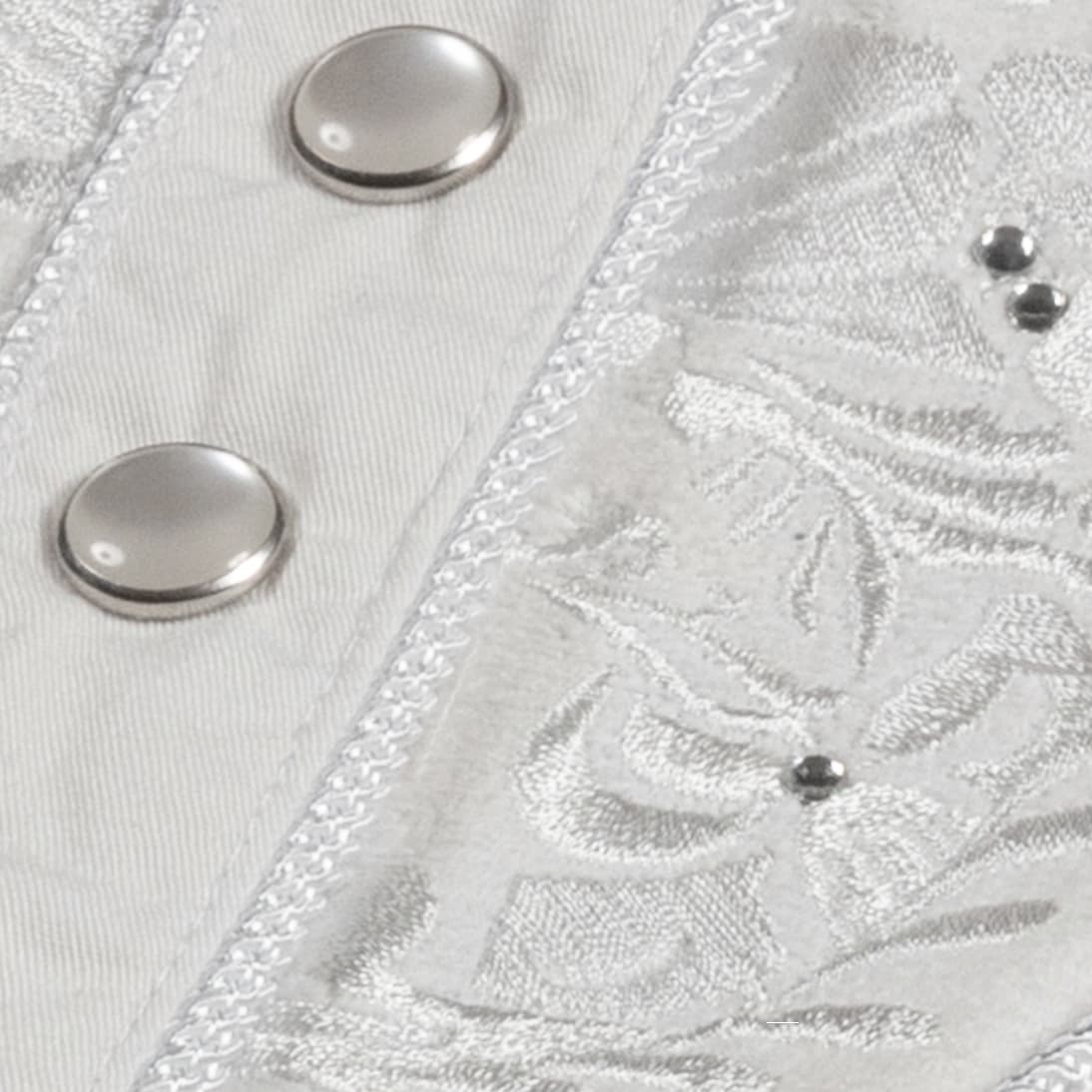 Detalle de la pedrería y puños de seis botones de la camisa americana Hailey.