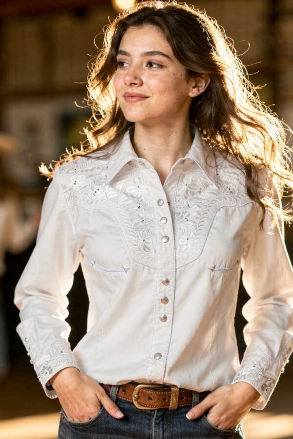 Modelo luciendo la camisa vaquera blanca Hailey con bordados.