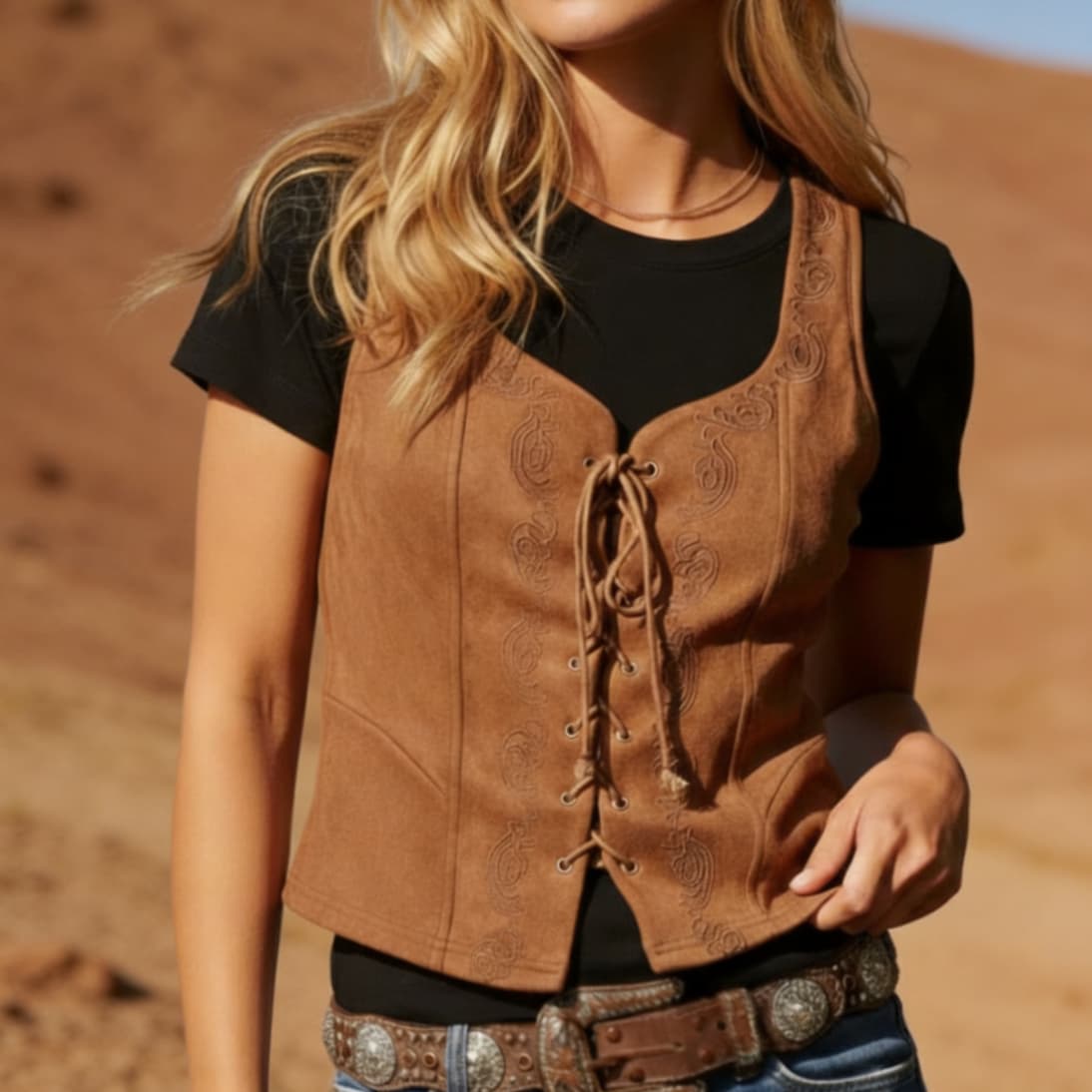 Modelo luciendo el chaleco color miel integrado en un conjunto casual cowgirl.