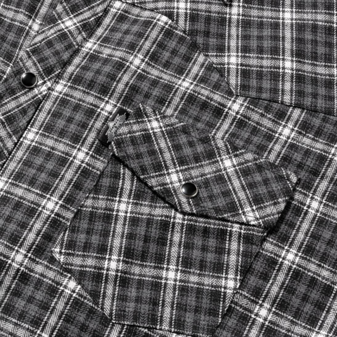 Detalle del tejido a cuadros y bolsillos de parche de la camisa country Jacob.