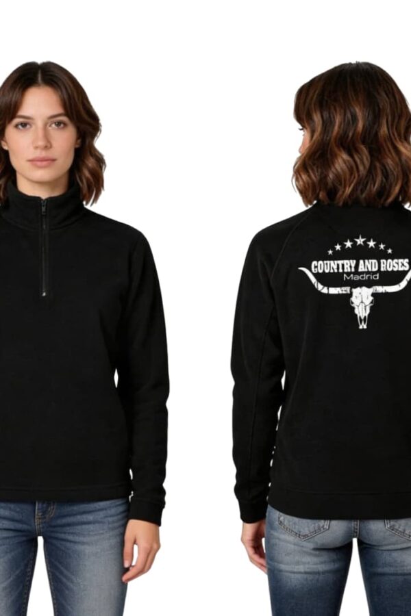 Modelo vistiendo el forro polar negro Longhorn para mujer, mostrando el ajuste delantero y trasero.