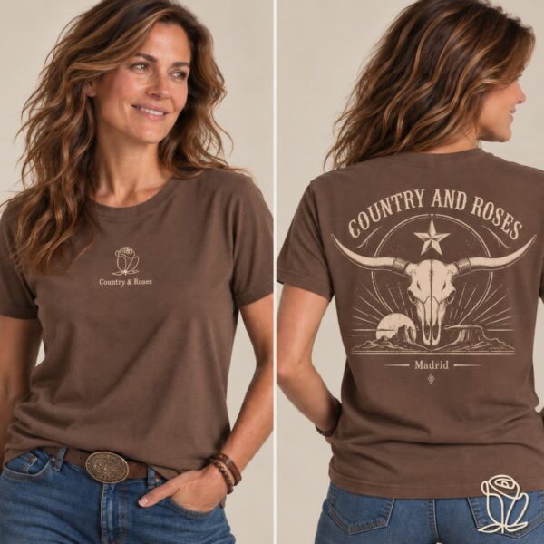 Mujer luciendo camiseta western marrón de manga corta con diseño de cráneo de toro en la espalda y logo frontal